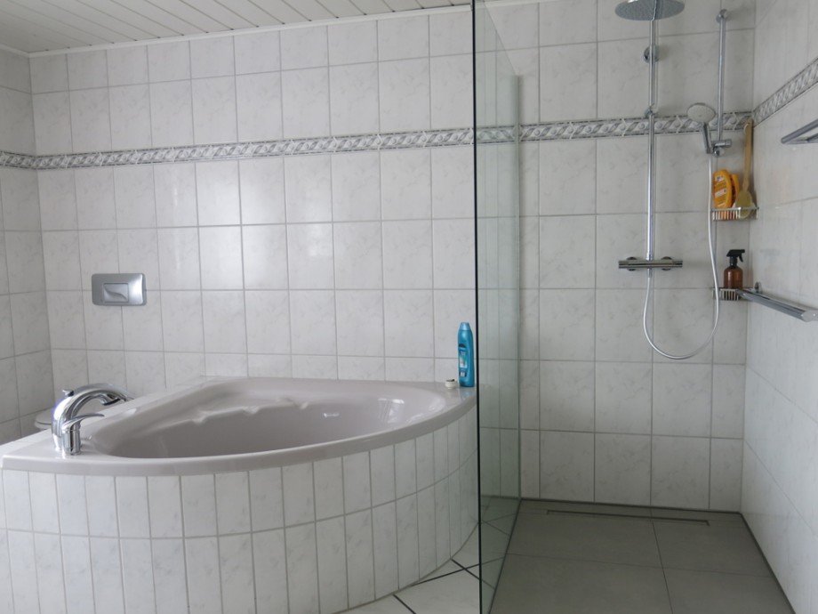 Ihr helles Bad mit ebenerdiger Dusche Einfamilienhaus Warstein / Belecke