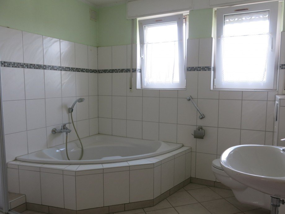 mit Eckbadewanne und Tageslicht Zweifamilienhaus M�hnesee