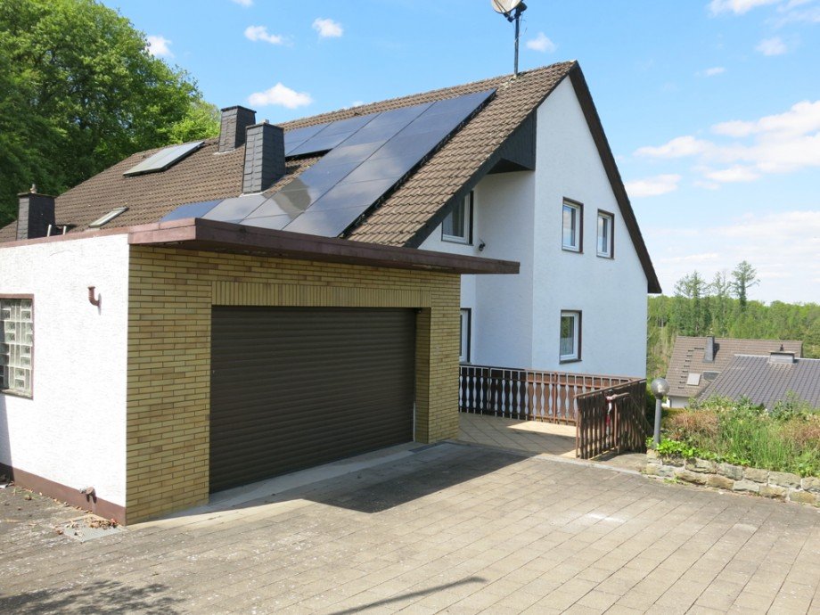 Dach mit neuer Photovoltaikanlage Einfamilienhaus Warstein / Belecke